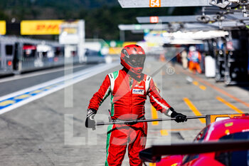11/09/2022 - 21 MANN Simon (gbr), ULRICH Christoph (swi), VILANDER Toni (fin), AF Corse, Ferrari 488 GTE Evo, action mechanic, mecanicien during the 6 Hours of Fuji 2022, 5th round of the 2022 FIA World Endurance Championship on the Fuji Speedway from September 8 to 11, 2022 in Fuji, Japan - AUTO - FIA WEC - 6 HOURS OF FUJI 2022 - ENDURANCE - MOTORI