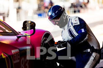 2022-10-15 - Goodyear mechanic, mecanicien during the 4 Hours of Portimao 2022, 6th round of the 2022 European Le Mans Series on the Algarve International Circuit from September 23 to 25, in Portimao, Portugal - AUTO - ELMS - 4 HOURS OF PORTIMAO 2022 - ENDURANCE - MOTORS