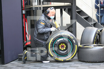 2022-02-24 - Pirelli Tyres Personal cleaning a tyre - PRE-SEASON TEST SESSION PRIOR THE 2022 FIA FORMULA ONE WORLD CHAMPIONSHIP - FORMULA 1 - MOTORS