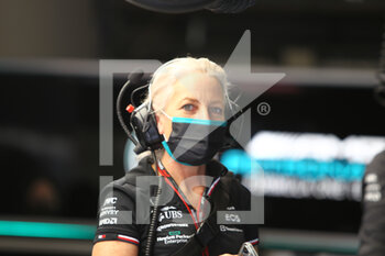 2022-02-25 - Angela Cullen (NZL) - Lewis Hamilton Fisiotherapist - PRE-SEASON TEST SESSION PRIOR THE 2022 FIA FORMULA ONE WORLD CHAMPIONSHIP - FORMULA 1 - MOTORS