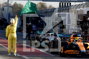 2022-02-23 - 63 RUSSELL George (gbr), Mercedes AMG F1 Team W13, 04 NORRIS Lando (gbr), McLaren F1 Team MCL36, pitlane action during the pre-season track session prior the 2022 FIA Formula One World Championship, on the Circuit de Barcelona-Catalunya, from February 23 to 25, 2022 in Montmelo, near Barcelona, Spain - PRE-SEASON TRACK SESSION PRIOR THE 2022 FIA FORMULA ONE WORLD CHAMPIONSHIP - FORMULA 1 - MOTORS