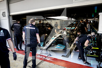 2022-02-23 - 44 HAMILTON Lewis (gbr), Mercedes AMG F1 Team W13, action garage, box, during the pre-season track session prior the 2022 FIA Formula One World Championship, on the Circuit de Barcelona-Catalunya, from February 23 to 25, 2022 in Montmelo, near Barcelona, Spain - PRE-SEASON TRACK SESSION PRIOR THE 2022 FIA FORMULA ONE WORLD CHAMPIONSHIP - FORMULA 1 - MOTORS