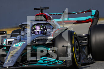 2022-02-23 - 44 HAMILTON Lewis (gbr), Mercedes AMG F1 Team W13, DRS wide open during the pre-season track session prior the 2022 FIA Formula One World Championship, on the Circuit de Barcelona-Catalunya, from February 23 to 25, 2022 in Montmelo, near Barcelona, Spain - PRE-SEASON TRACK SESSION PRIOR THE 2022 FIA FORMULA ONE WORLD CHAMPIONSHIP - FORMULA 1 - MOTORS
