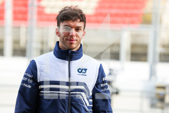 2022-02-23 - GASLY Pierre (fra), Scuderia AlphaTauri AT03, portrait during the pre-season track session prior the 2022 FIA Formula One World Championship, on the Circuit de Barcelona-Catalunya, from February 23 to 25, 2022 in Montmelo, near Barcelona, Spain - PRE-SEASON TRACK SESSION PRIOR THE 2022 FIA FORMULA ONE WORLD CHAMPIONSHIP - FORMULA 1 - MOTORS