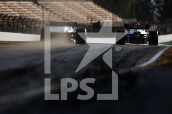 2022-02-23 - HAMILTON Lewis (gbr), Mercedes AMG F1 Team W13, ALONSO Fernando (spa), Alpine F1 Team A522, action during the pre-season track session prior the 2022 FIA Formula One World Championship, on the Circuit de Barcelona-Catalunya, from February 23 to 25, 2022 in Montmelo, near Barcelona, Spain - PRE-SEASON TRACK SESSION PRIOR THE 2022 FIA FORMULA ONE WORLD CHAMPIONSHIP - FORMULA 1 - MOTORS