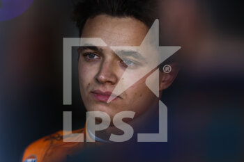 2022-02-23 - NORRIS Lando (gbr), McLaren F1 Team MCL36, portrait during the pre-season track session prior the 2022 FIA Formula One World Championship, on the Circuit de Barcelona-Catalunya, from February 23 to 25, 2022 in Montmelo, near Barcelona, Spain - PRE-SEASON TRACK SESSION PRIOR THE 2022 FIA FORMULA ONE WORLD CHAMPIONSHIP - FORMULA 1 - MOTORS