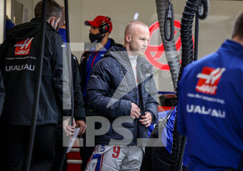 2022-02-25 - MAZEPIN Nikita (rus), Haas F1 Team VF-22 Ferrari, portrait with a car minus any of its Uralkali branding or Russian flag colours following the event in Ukraine during the pre-season track session prior the 2022 FIA Formula One World Championship, on the Circuit de Barcelona-Catalunya, from February 23 to 25, 2022 in Montmelo, near Barcelona, Spain - PRE-SEASON TRACK SESSION PRIOR THE 2022 FIA FORMULA ONE WORLD CHAMPIONSHIP - FORMULA 1 - MOTORS