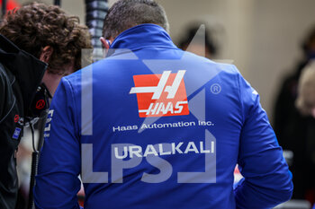 2022-02-25 - Haas team staff during the pre-season track session prior the 2022 FIA Formula One World Championship, on the Circuit de Barcelona-Catalunya, from February 23 to 25, 2022 in Montmelo, near Barcelona, Spain - PRE-SEASON TRACK SESSION PRIOR THE 2022 FIA FORMULA ONE WORLD CHAMPIONSHIP - FORMULA 1 - MOTORS
