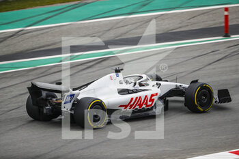 2022-02-25 - 09 MAZEPIN Nikita (rus), Haas F1 Team VF-22 Ferrari, action with a car minus any of its Uralkali branding or Russian flag colours following the event in Ukraine during the pre-season track session prior the 2022 FIA Formula One World Championship, on the Circuit de Barcelona-Catalunya, from February 23 to 25, 2022 in Montmelo, near Barcelona, Spain - PRE-SEASON TRACK SESSION PRIOR THE 2022 FIA FORMULA ONE WORLD CHAMPIONSHIP - FORMULA 1 - MOTORS