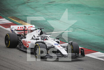 2022-02-25 - 09 MAZEPIN Nikita (rus), Haas F1 Team VF-22 Ferrari, action with a car minus any of its Uralkali branding or Russian flag colours following the event in Ukraine during the pre-season track session prior the 2022 FIA Formula One World Championship, on the Circuit de Barcelona-Catalunya, from February 23 to 25, 2022 in Montmelo, near Barcelona, Spain - PRE-SEASON TRACK SESSION PRIOR THE 2022 FIA FORMULA ONE WORLD CHAMPIONSHIP - FORMULA 1 - MOTORS
