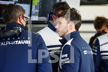 2022-02-25 - GASLY Pierre (fra), Scuderia AlphaTauri AT03, portrait during the pre-season track session prior the 2022 FIA Formula One World Championship, on the Circuit de Barcelona-Catalunya, from February 23 to 25, 2022 in Montmelo, near Barcelona, Spain - PRE-SEASON TRACK SESSION PRIOR THE 2022 FIA FORMULA ONE WORLD CHAMPIONSHIP - FORMULA 1 - MOTORS