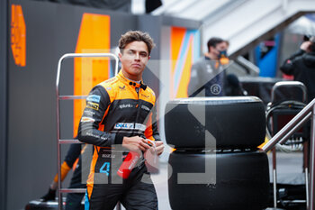2022-02-25 - NORRIS Lando (gbr), McLaren F1 Team MCL36, portrait during the pre-season track session prior the 2022 FIA Formula One World Championship, on the Circuit de Barcelona-Catalunya, from February 23 to 25, 2022 in Montmelo, near Barcelona, Spain - PRE-SEASON TRACK SESSION PRIOR THE 2022 FIA FORMULA ONE WORLD CHAMPIONSHIP - FORMULA 1 - MOTORS