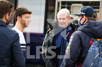 2022-02-25 - GASLY Pierre (fra), Scuderia AlphaTauri AT03, VERSTAPPEN Max (ned), Red Bull Racing RB18, MARKO Helmut (aut), Drivers' Manager of Red Bull Racing, portrait during the pre-season track session prior the 2022 FIA Formula One World Championship, on the Circuit de Barcelona-Catalunya, from February 23 to 25, 2022 in Montmelo, near Barcelona, Spain - PRE-SEASON TRACK SESSION PRIOR THE 2022 FIA FORMULA ONE WORLD CHAMPIONSHIP - FORMULA 1 - MOTORS