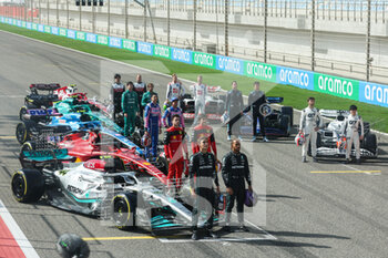 2022-03-10 - cars and drivers on the grid, illustration, family picture during the Formula 1 Aramco pre-season testing prior the 2022 FIA Formula One World Championship, on the Bahrain International Circuit, from March 10 to 12, 2022 in Sakhir, Bahrain - FORMULA 1 ARAMCO PRE-SEASON TESTING PRIOR THE 2022 FIA FORMULA ONE WORLD CHAMPIONSHIP - FORMULA 1 - MOTORS