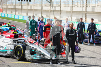 2022-03-10 - RUSSELL George (gbr), Mercedes AMG F1 Team W13, HAMILTON Lewis (gbr), Mercedes AMG F1 Team W13, portrait during the Formula 1 Aramco pre-season testing prior the 2022 FIA Formula One World Championship, on the Bahrain International Circuit, from March 10 to 12, 2022 in Sakhir, Bahrain - FORMULA 1 ARAMCO PRE-SEASON TESTING PRIOR THE 2022 FIA FORMULA ONE WORLD CHAMPIONSHIP - FORMULA 1 - MOTORS
