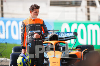 2022-03-10 - NORRIS Lando (gbr), McLaren F1 Team MCL36, portrait during the Formula 1 Aramco pre-season testing prior the 2022 FIA Formula One World Championship, on the Bahrain International Circuit, from March 10 to 12, 2022 in Sakhir, Bahrain - FORMULA 1 ARAMCO PRE-SEASON TESTING PRIOR THE 2022 FIA FORMULA ONE WORLD CHAMPIONSHIP - FORMULA 1 - MOTORS