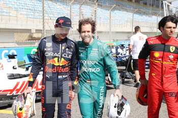 2022-03-10 - VERSTAPPEN Max (ned), Red Bull Racing RB18, VETTEL Sebastian (ger), Aston Martin F1 Team AMR22, portrait during the Formula 1 Aramco pre-season testing prior the 2022 FIA Formula One World Championship, on the Bahrain International Circuit, from March 10 to 12, 2022 in Sakhir, Bahrain - FORMULA 1 ARAMCO PRE-SEASON TESTING PRIOR THE 2022 FIA FORMULA ONE WORLD CHAMPIONSHIP - FORMULA 1 - MOTORS