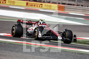 2022-03-10 - 24 ZHOU Guanyu (chi), Alfa Romeo F1 Team ORLEN C42, action during the Formula 1 Aramco pre-season testing prior the 2022 FIA Formula One World Championship, on the Bahrain International Circuit, from March 10 to 12, 2022 in Sakhir, Bahrain - FORMULA 1 ARAMCO PRE-SEASON TESTING PRIOR THE 2022 FIA FORMULA ONE WORLD CHAMPIONSHIP - FORMULA 1 - MOTORS