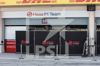 2022-03-10 - Stand Haas F1 Team, close due to a logistical problem with his equipment during the Formula 1 Aramco pre-season testing prior the 2022 FIA Formula One World Championship, on the Bahrain International Circuit, from March 10 to 12, 2022 in Sakhir, Bahrain - FORMULA 1 ARAMCO PRE-SEASON TESTING PRIOR THE 2022 FIA FORMULA ONE WORLD CHAMPIONSHIP - FORMULA 1 - MOTORS