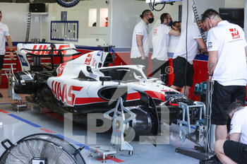 2022-03-10 - Haas F1 Team, ambiance during the Formula 1 Aramco pre-season testing prior the 2022 FIA Formula One World Championship, on the Bahrain International Circuit, from March 10 to 12, 2022 in Sakhir, Bahrain - FORMULA 1 ARAMCO PRE-SEASON TESTING PRIOR THE 2022 FIA FORMULA ONE WORLD CHAMPIONSHIP - FORMULA 1 - MOTORS