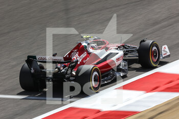 2022-03-10 - 24 ZHOU Guanyu (chi), Alfa Romeo F1 Team ORLEN C42, action during the Formula 1 Aramco pre-season testing prior the 2022 FIA Formula One World Championship, on the Bahrain International Circuit, from March 10 to 12, 2022 in Sakhir, Bahrain - FORMULA 1 ARAMCO PRE-SEASON TESTING PRIOR THE 2022 FIA FORMULA ONE WORLD CHAMPIONSHIP - FORMULA 1 - MOTORS