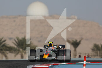 2022-03-10 - 11 PEREZ Sergio (mex), Red Bull Racing RB18, action during the Formula 1 Aramco pre-season testing prior the 2022 FIA Formula One World Championship, on the Bahrain International Circuit, from March 10 to 12, 2022 in Sakhir, Bahrain - FORMULA 1 ARAMCO PRE-SEASON TESTING PRIOR THE 2022 FIA FORMULA ONE WORLD CHAMPIONSHIP - FORMULA 1 - MOTORS