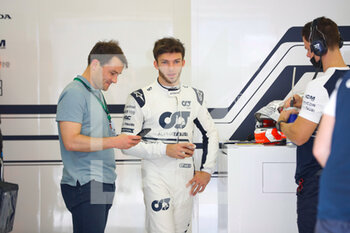 2022-03-10 - GASLY Pierre (fra), Scuderia AlphaTauri AT03, portrait during the Formula 1 Aramco pre-season testing prior the 2022 FIA Formula One World Championship, on the Bahrain International Circuit, from March 10 to 12, 2022 in Sakhir, Bahrain - FORMULA 1 ARAMCO PRE-SEASON TESTING PRIOR THE 2022 FIA FORMULA ONE WORLD CHAMPIONSHIP - FORMULA 1 - MOTORS