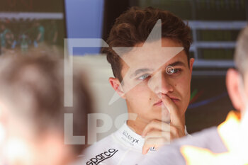 2022-03-10 - NORRIS Lando (gbr), McLaren F1 Team MCL36, portrait during the Formula 1 Aramco pre-season testing prior the 2022 FIA Formula One World Championship, on the Bahrain International Circuit, from March 10 to 12, 2022 in Sakhir, Bahrain - FORMULA 1 ARAMCO PRE-SEASON TESTING PRIOR THE 2022 FIA FORMULA ONE WORLD CHAMPIONSHIP - FORMULA 1 - MOTORS