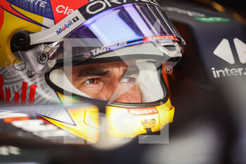 2022-03-10 - PEREZ Sergio (mex), Red Bull Racing RB18, portrait during the Formula 1 Aramco pre-season testing prior the 2022 FIA Formula One World Championship, on the Bahrain International Circuit, from March 10 to 12, 2022 in Sakhir, Bahrain - FORMULA 1 ARAMCO PRE-SEASON TESTING PRIOR THE 2022 FIA FORMULA ONE WORLD CHAMPIONSHIP - FORMULA 1 - MOTORS