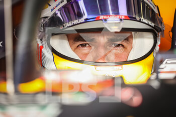 2022-03-10 - PEREZ Sergio (mex), Red Bull Racing RB18, portrait during the Formula 1 Aramco pre-season testing prior the 2022 FIA Formula One World Championship, on the Bahrain International Circuit, from March 10 to 12, 2022 in Sakhir, Bahrain - FORMULA 1 ARAMCO PRE-SEASON TESTING PRIOR THE 2022 FIA FORMULA ONE WORLD CHAMPIONSHIP - FORMULA 1 - MOTORS