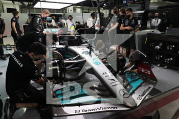 2022-03-10 - 63 RUSSELL George (gbr), Mercedes AMG F1 Team W13, garage, box, during the Formula 1 Aramco pre-season testing prior the 2022 FIA Formula One World Championship, on the Bahrain International Circuit, from March 10 to 12, 2022 in Sakhir, Bahrain - FORMULA 1 ARAMCO PRE-SEASON TESTING PRIOR THE 2022 FIA FORMULA ONE WORLD CHAMPIONSHIP - FORMULA 1 - MOTORS