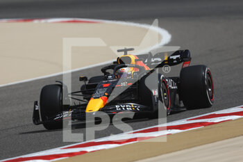2022-03-11 - 01 VERSTAPPEN Max (nld), Red Bull Racing RB18, action during the Formula 1 Aramco pre-season testing prior the 2022 FIA Formula One World Championship, on the Bahrain International Circuit, from March 10 to 12, 2022 in Sakhir, Bahrain - FORMULA 1 ARAMCO PRE-SEASON TESTING PRIOR THE 2022 FIA FORMULA ONE WORLD CHAMPIONSHIP - FORMULA 1 - MOTORS