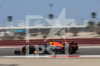 2022-03-11 - 01 VERSTAPPEN Max (nld), Red Bull Racing RB18, action during the Formula 1 Aramco pre-season testing prior the 2022 FIA Formula One World Championship, on the Bahrain International Circuit, from March 10 to 12, 2022 in Sakhir, Bahrain - FORMULA 1 ARAMCO PRE-SEASON TESTING PRIOR THE 2022 FIA FORMULA ONE WORLD CHAMPIONSHIP - FORMULA 1 - MOTORS