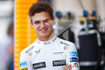 2022-03-11 - NORRIS Lando (gbr), McLaren F1 Team MCL36, portrait during the Formula 1 Aramco pre-season testing prior the 2022 FIA Formula One World Championship, on the Bahrain International Circuit, from March 10 to 12, 2022 in Sakhir, Bahrain - FORMULA 1 ARAMCO PRE-SEASON TESTING PRIOR THE 2022 FIA FORMULA ONE WORLD CHAMPIONSHIP - FORMULA 1 - MOTORS