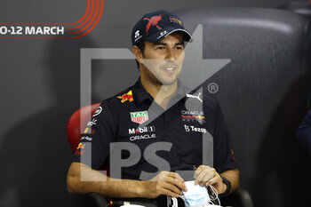 2022-03-11 - PEREZ Sergio (mex), Red Bull Racing RB18, portrait during the Formula 1 Aramco pre-season testing prior the 2022 FIA Formula One World Championship, on the Bahrain International Circuit, from March 10 to 12, 2022 in Sakhir, Bahrain - FORMULA 1 ARAMCO PRE-SEASON TESTING PRIOR THE 2022 FIA FORMULA ONE WORLD CHAMPIONSHIP - FORMULA 1 - MOTORS