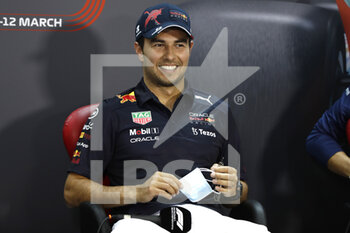 2022-03-11 - PEREZ Sergio (mex), Red Bull Racing RB18, portrait during the Formula 1 Aramco pre-season testing prior the 2022 FIA Formula One World Championship, on the Bahrain International Circuit, from March 10 to 12, 2022 in Sakhir, Bahrain - FORMULA 1 ARAMCO PRE-SEASON TESTING PRIOR THE 2022 FIA FORMULA ONE WORLD CHAMPIONSHIP - FORMULA 1 - MOTORS