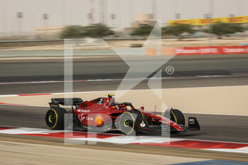2022-03-11 - 55 SAINZ Carlos (spa), Scuderia Ferrari F1-75, action during the Formula 1 Aramco pre-season testing prior the 2022 FIA Formula One World Championship, on the Bahrain International Circuit, from March 10 to 12, 2022 in Sakhir, Bahrain - FORMULA 1 ARAMCO PRE-SEASON TESTING PRIOR THE 2022 FIA FORMULA ONE WORLD CHAMPIONSHIP - FORMULA 1 - MOTORS