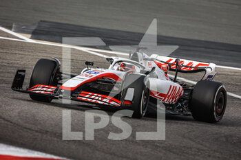 2022-03-11 - 20 MAGNUSSEN Kevin (den), Haas F1 Team VF-22 Ferrari, action during the Formula 1 Aramco pre-season testing prior the 2022 FIA Formula One World Championship, on the Bahrain International Circuit, from March 10 to 12, 2022 in Sakhir, Bahrain - FORMULA 1 ARAMCO PRE-SEASON TESTING PRIOR THE 2022 FIA FORMULA ONE WORLD CHAMPIONSHIP - FORMULA 1 - MOTORS