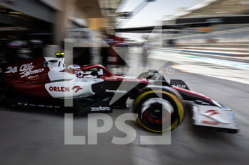 2022-03-12 - 24 ZHOU Guanyu (chi), Alfa Romeo F1 Team ORLEN C42, action during the Formula 1 Aramco pre-season testing prior the 2022 FIA Formula One World Championship, on the Bahrain International Circuit, from March 10 to 12, 2022 in Sakhir, Bahrain - FORMULA 1 ARAMCO PRE-SEASON TESTING PRIOR THE 2022 FIA FORMULA ONE WORLD CHAMPIONSHIP - FORMULA 1 - MOTORS