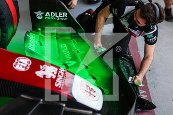 2022-03-12 - Alfa Romeo F1 Team ORLEN, ambiance Flow Vis paint during the Formula 1 Aramco pre-season testing prior the 2022 FIA Formula One World Championship, on the Bahrain International Circuit, from March 10 to 12, 2022 in Sakhir, Bahrain - FORMULA 1 ARAMCO PRE-SEASON TESTING PRIOR THE 2022 FIA FORMULA ONE WORLD CHAMPIONSHIP - FORMULA 1 - MOTORS