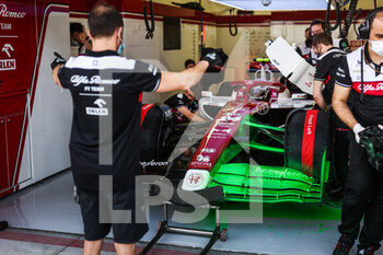 2022-03-12 - Alfa Romeo F1 Team ORLEN, ambiance Flow Vis paint during the Formula 1 Aramco pre-season testing prior the 2022 FIA Formula One World Championship, on the Bahrain International Circuit, from March 10 to 12, 2022 in Sakhir, Bahrain - FORMULA 1 ARAMCO PRE-SEASON TESTING PRIOR THE 2022 FIA FORMULA ONE WORLD CHAMPIONSHIP - FORMULA 1 - MOTORS