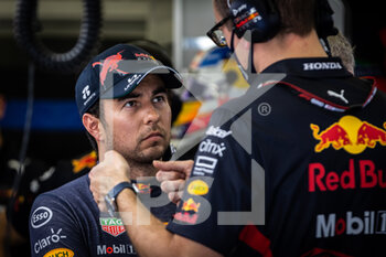 2022-03-12 - PEREZ Sergio (mex), Red Bull Racing RB18, portrait during the Formula 1 Aramco pre-season testing prior the 2022 FIA Formula One World Championship, on the Bahrain International Circuit, from March 10 to 12, 2022 in Sakhir, Bahrain - FORMULA 1 ARAMCO PRE-SEASON TESTING PRIOR THE 2022 FIA FORMULA ONE WORLD CHAMPIONSHIP - FORMULA 1 - MOTORS