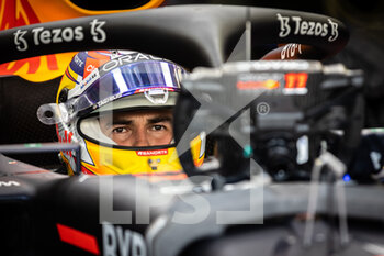 2022-03-12 - PEREZ Sergio (mex), Red Bull Racing RB18, portrait during the Formula 1 Aramco pre-season testing prior the 2022 FIA Formula One World Championship, on the Bahrain International Circuit, from March 10 to 12, 2022 in Sakhir, Bahrain - FORMULA 1 ARAMCO PRE-SEASON TESTING PRIOR THE 2022 FIA FORMULA ONE WORLD CHAMPIONSHIP - FORMULA 1 - MOTORS