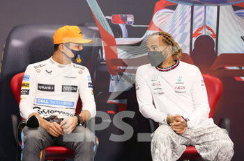 2022-03-12 - NORRIS Lando (gbr), McLaren F1 Team MCL36, portrait HAMILTON Lewis (gbr), Mercedes AMG F1 Team W13, portrait during the Formula 1 Aramco pre-season testing prior the 2022 FIA Formula One World Championship, on the Bahrain International Circuit, from March 10 to 12, 2022 in Sakhir, Bahrain - FORMULA 1 ARAMCO PRE-SEASON TESTING PRIOR THE 2022 FIA FORMULA ONE WORLD CHAMPIONSHIP - FORMULA 1 - MOTORS