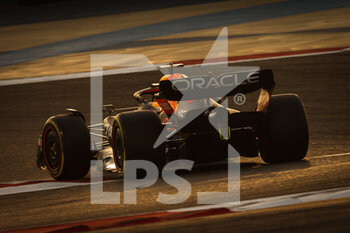 2022-03-12 - 01 VERSTAPPEN Max (nld), Red Bull Racing RB18, action during the Formula 1 Aramco pre-season testing prior the 2022 FIA Formula One World Championship, on the Bahrain International Circuit, from March 10 to 12, 2022 in Sakhir, Bahrain - FORMULA 1 ARAMCO PRE-SEASON TESTING PRIOR THE 2022 FIA FORMULA ONE WORLD CHAMPIONSHIP - FORMULA 1 - MOTORS
