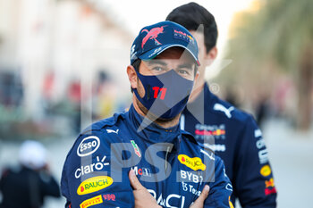 2022-03-17 - PEREZ Sergio (mex), Red Bull Racing RB18, portrait during the Formula 1 Gulf Air Bahrain Grand Prix 2022, 1st round of the 2022 FIA Formula One World Championship, on the Bahrain International Circuit, from March 18 to 20, 2022 in Sakhir, Bahrain - FORMULA 1 GULF AIR BAHRAIN GRAND PRIX 2022, 1ST ROUND OF THE 2022 FIA FORMULA ONE WORLD CHAMPIONSHIP - FORMULA 1 - MOTORS