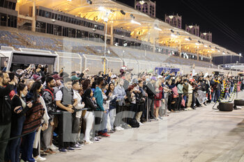 2022-03-17 - Fans at Bahrain circuit during the Formula 1 Gulf Air Bahrain Grand Prix 2022, 1st round of the 2022 FIA Formula One World Championship, on the Bahrain International Circuit, from March 18 to 20, 2022 in Sakhir, Bahrain - FORMULA 1 GULF AIR BAHRAIN GRAND PRIX 2022, 1ST ROUND OF THE 2022 FIA FORMULA ONE WORLD CHAMPIONSHIP - FORMULA 1 - MOTORS