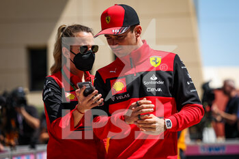 2022-03-17 - LECLERC Charles (mco), Scuderia Ferrari F1-75, portrait with DJACIC Mia, during the Formula 1 Gulf Air Bahrain Grand Prix 2022, 1st round of the 2022 FIA Formula One World Championship, on the Bahrain International Circuit, from March 18 to 20, 2022 in Sakhir, Bahrain - FORMULA 1 GULF AIR BAHRAIN GRAND PRIX 2022, 1ST ROUND OF THE 2022 FIA FORMULA ONE WORLD CHAMPIONSHIP - FORMULA 1 - MOTORS