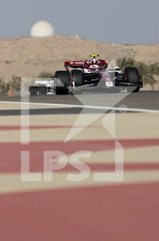 2022-03-17 - 24 ZHOU Guanyu (chi), Alfa Romeo F1 Team ORLEN C42, action during the Formula 1 Gulf Air Bahrain Grand Prix 2022, 1st round of the 2022 FIA Formula One World Championship, on the Bahrain International Circuit, from March 18 to 20, 2022 in Sakhir, Bahrain - FORMULA 1 GULF AIR BAHRAIN GRAND PRIX 2022, 1ST ROUND OF THE 2022 FIA FORMULA ONE WORLD CHAMPIONSHIP - FORMULA 1 - MOTORS