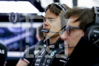 2022-03-17 - DE VRIES Nyck (ned), Reserve Driver of Mercedes AMG F1 Team, portrait WOLFF Toto (aut), Team Principal & CEO of Mercedes AMG F1 Team, portrait during the Formula 1 Gulf Air Bahrain Grand Prix 2022, 1st round of the 2022 FIA Formula One World Championship, on the Bahrain International Circuit, from March 18 to 20, 2022 in Sakhir, Bahrain - FORMULA 1 GULF AIR BAHRAIN GRAND PRIX 2022, 1ST ROUND OF THE 2022 FIA FORMULA ONE WORLD CHAMPIONSHIP - FORMULA 1 - MOTORS